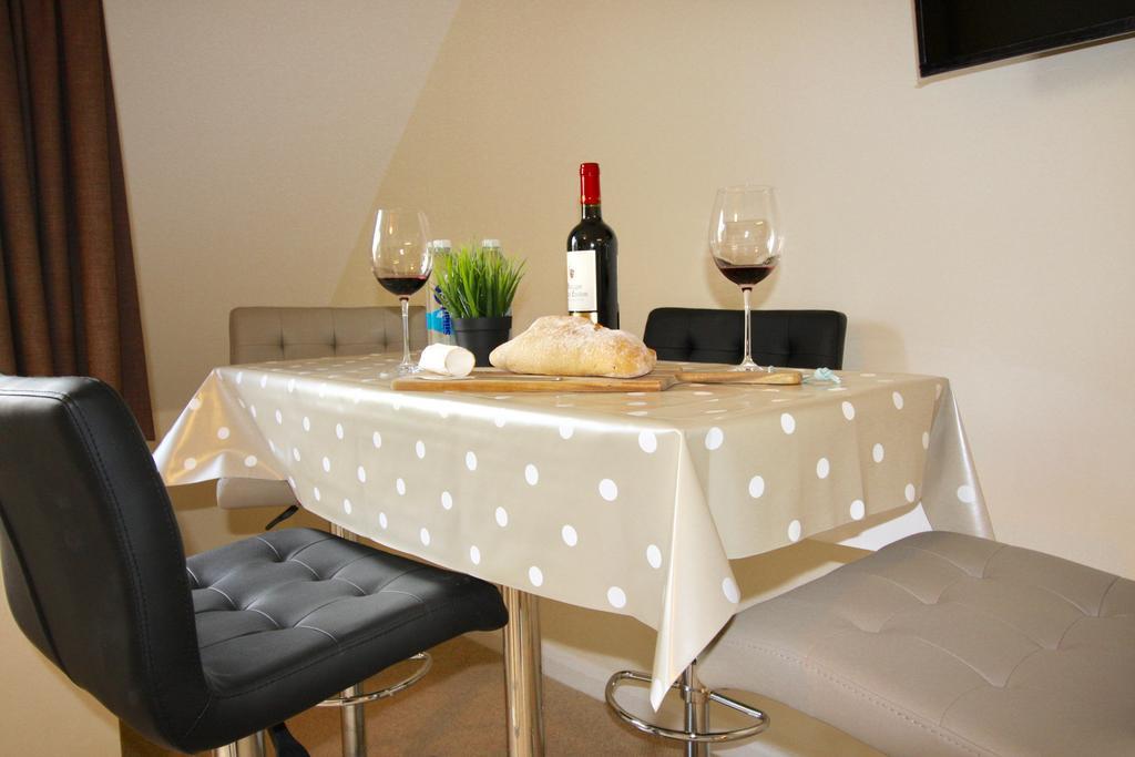 Amberblue@Epsom Apartman Kültér fotó