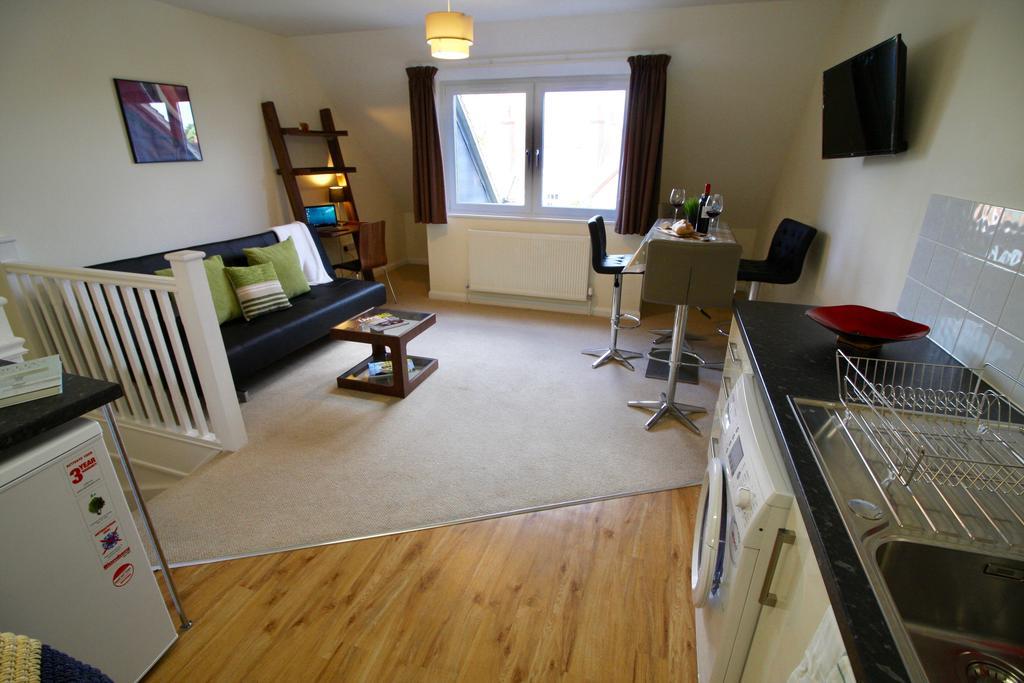 Amberblue@Epsom Apartman Kültér fotó